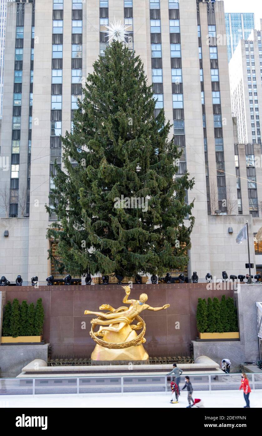 L'iconico albero di Natale al Rockefeller Center attende l'illuminazione per la stagione delle festività, New York City, USA 2020 Foto Stock