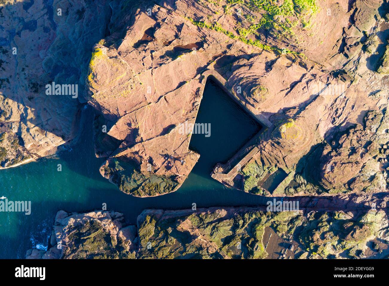 Vista aerea del porto fatto dall'uomo tagliato dalla roccia a Seacliff Beach a East Lothian, Scozia, Regno Unito Foto Stock