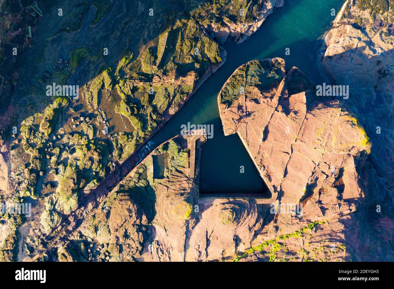 Vista aerea del porto fatto dall'uomo tagliato dalla roccia a Seacliff Beach a East Lothian, Scozia, Regno Unito Foto Stock