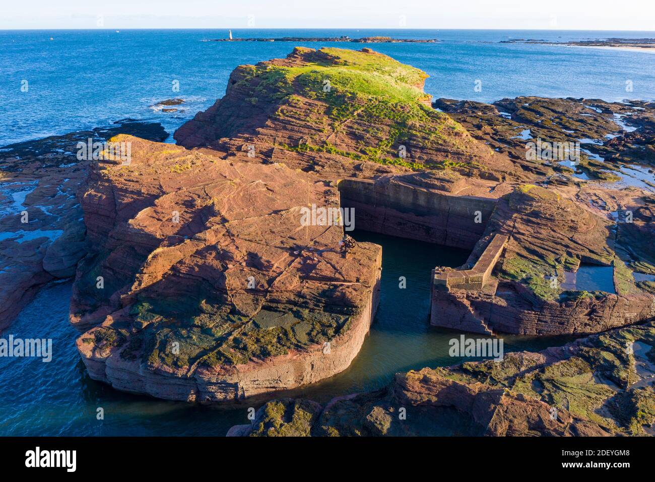 Vista aerea del porto fatto dall'uomo tagliato dalla roccia a Seacliff Beach a East Lothian, Scozia, Regno Unito Foto Stock