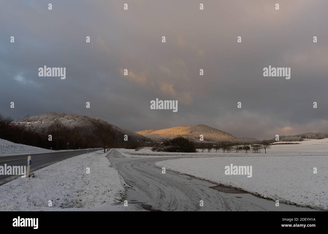 Vista sulla collina tedesca chiamata Lindenhardt vicino al villaggio Battenfeld Foto Stock