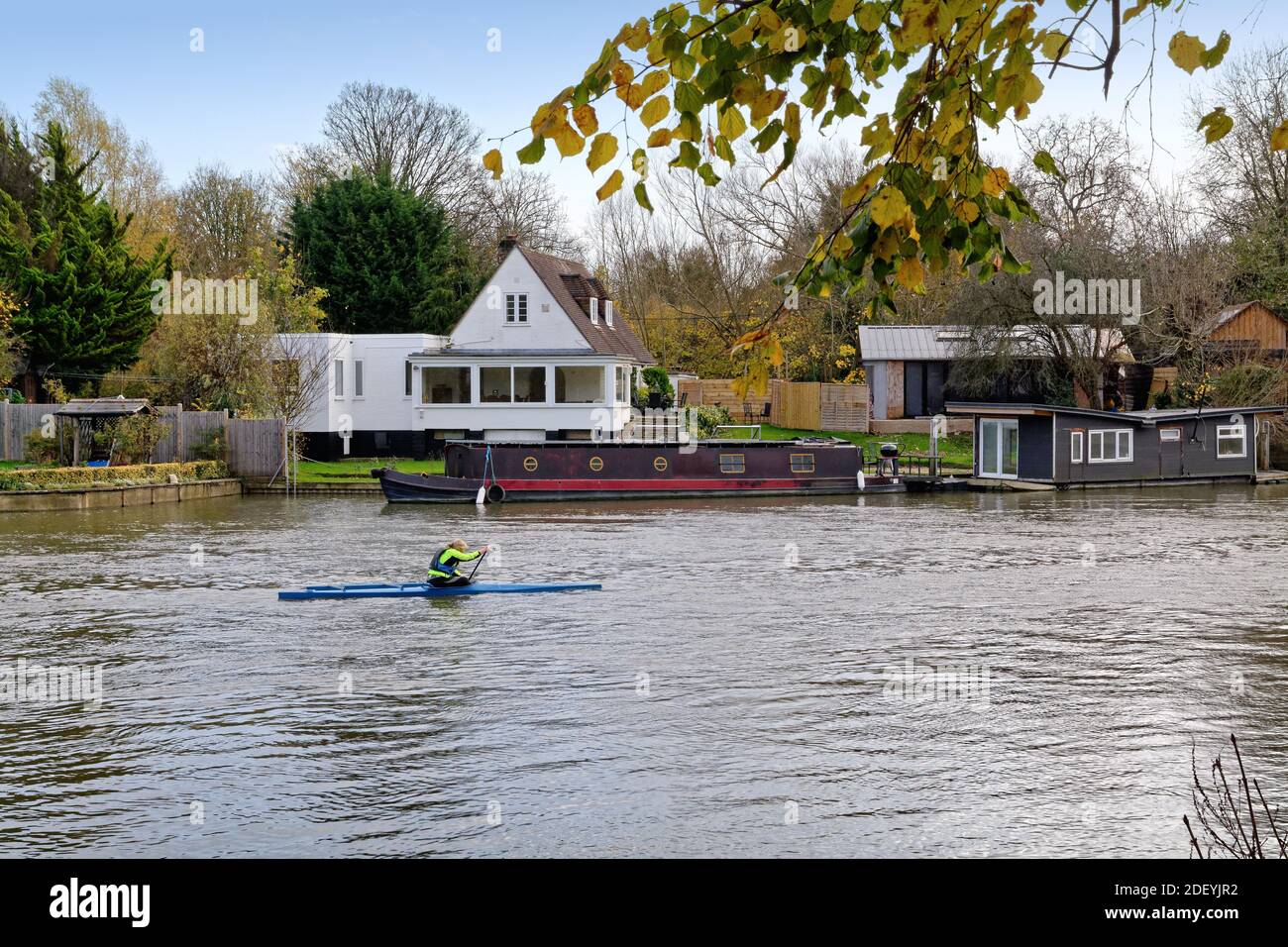 Una canoista femminile sul Tamigi a Old Windsor, Berkshire Inghilterra UK Foto Stock