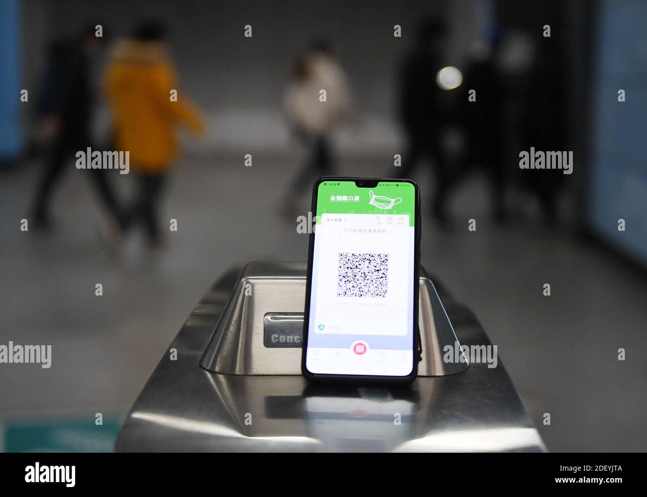 (201202) -- PECHINO, 2 dicembre 2020 (Xinhua) -- Foto scattata il 2 dicembre 2020 mostra un codice QR per i pagamenti nel sistema metropolitano di Pechino su un'app sviluppata a Shanghai. Le metropoli cinesi di Pechino e Shanghai hanno lanciato un servizio che consente ai passeggeri della metropolitana di utilizzare lo stesso codice QR per pagare le tariffe dei biglietti in entrambe le città. È comune in Cina che i passeggeri della metropolitana utilizzino un codice QR per i pagamenti, che di solito viene scansionato alle porte dei biglietti. Tuttavia, i codici spesso si trovano su applicazioni diverse sviluppate in città diverse e non possono essere utilizzati in modo intercambiabile. Il servizio, con effetto martedì, permette Foto Stock