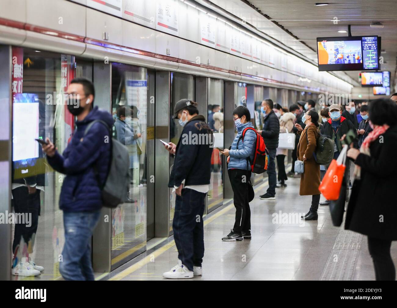 (201202) -- SHANGHAI, 2 dicembre 2020 (Xinhua) -- i passeggeri aspettano a Xujiahui Stazione di Shanghai linea 1 della metropolitana a Shanghai, Cina orientale, 2 dicembre 2020. Le metropoli cinesi di Pechino e Shanghai hanno lanciato un servizio che consente ai passeggeri della metropolitana di utilizzare lo stesso codice QR per pagare le tariffe dei biglietti in entrambe le città. È comune in Cina che i passeggeri della metropolitana utilizzino un codice QR per i pagamenti, che di solito viene scansionato alle porte dei biglietti. Tuttavia, i codici spesso si trovano su applicazioni diverse sviluppate in città diverse e non possono essere utilizzati in modo intercambiabile. Il servizio, con effetto martedì, consente il codice QR sul r Foto Stock