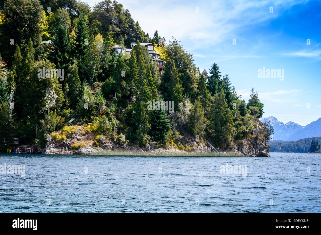 Bellissimo lago di bariloche con rocce, pini, acqua, montagne Foto Stock