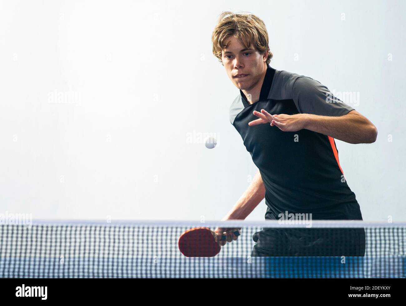 Teenager che gioca a ping pong ping pong. Attrezzatura, in movimento. Foto Stock