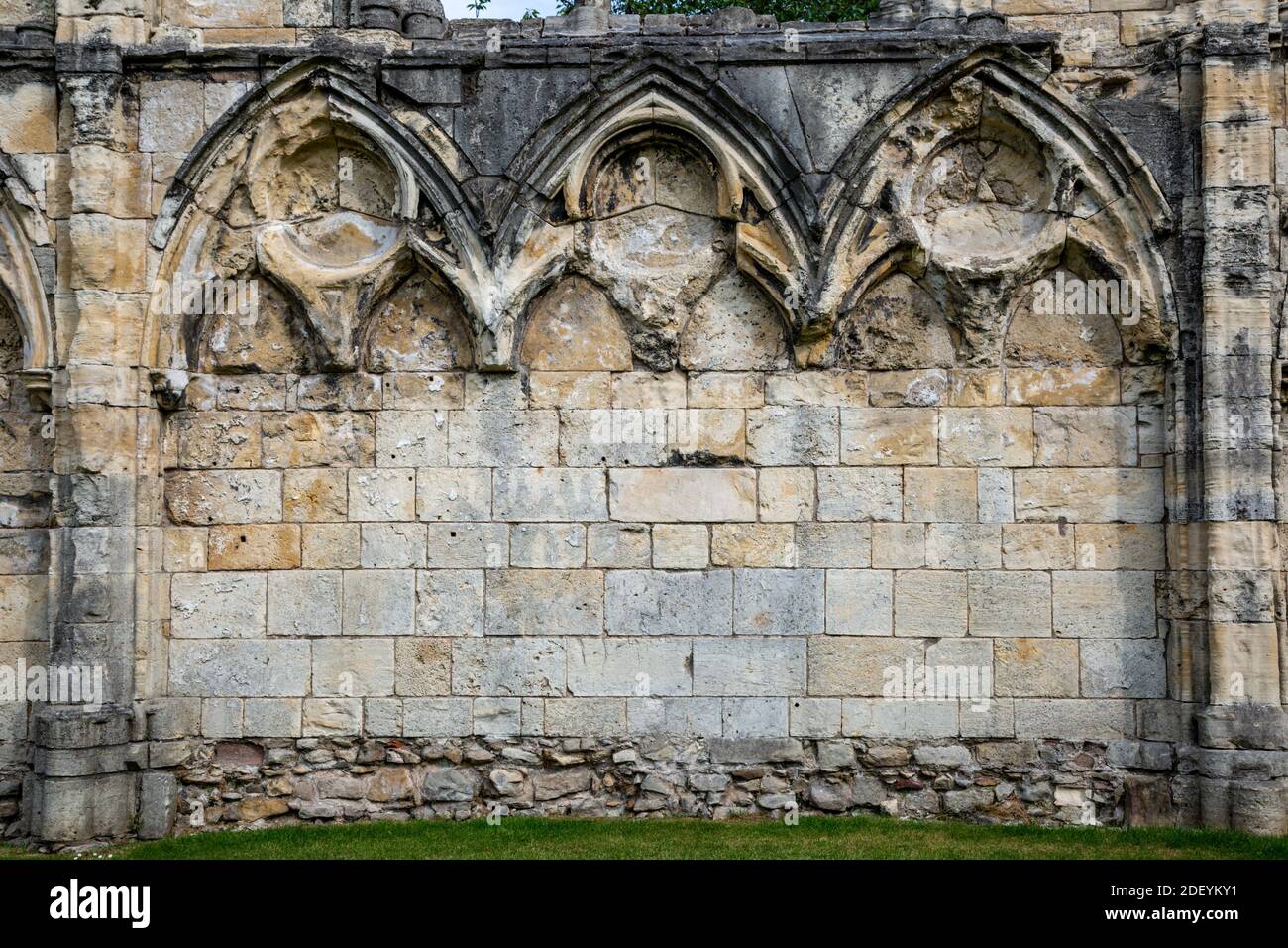 Muro dettaglio, rovine di St. Mary's Abbey, York Museum Gardens, York, Yorkshire, Inghilterra, Regno Unito Foto Stock
