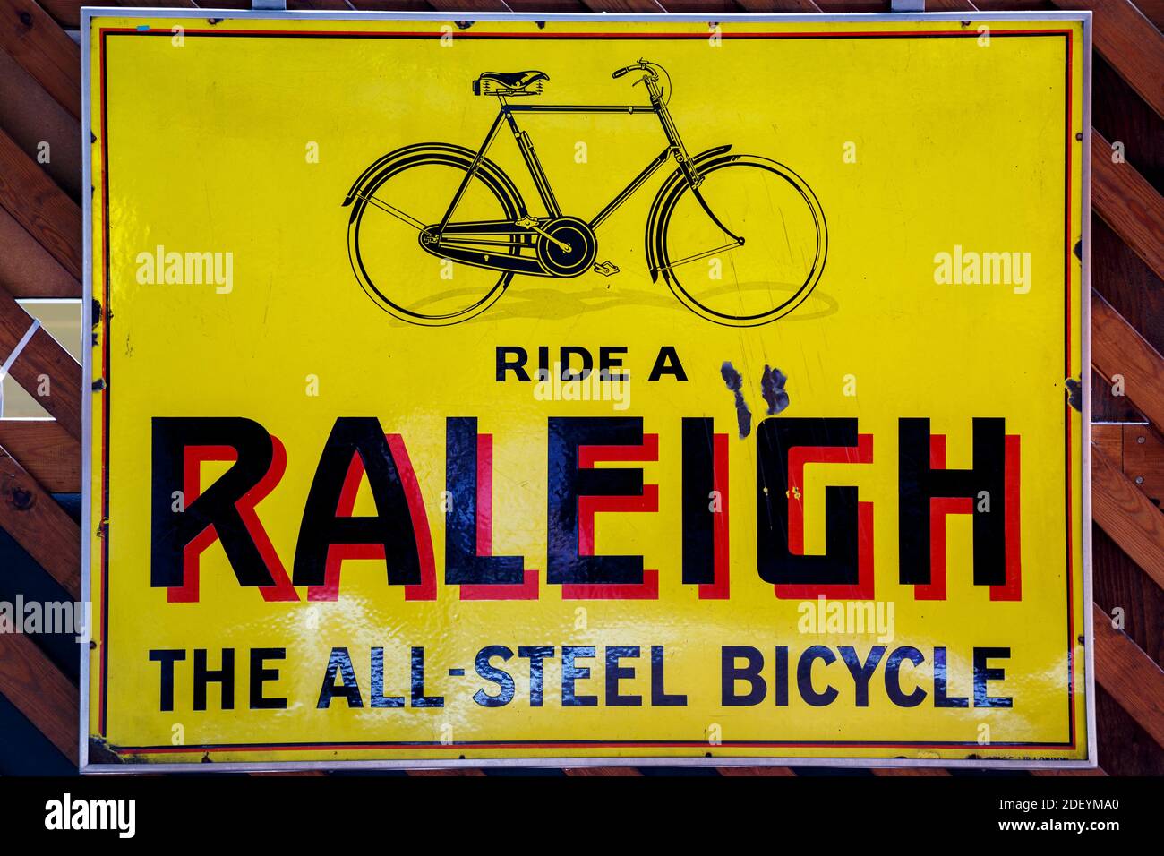 Raleigh biciclette segno, Great Hall, National Railway Museum, York, Yorkshire, Inghilterra, Regno Unito Foto Stock