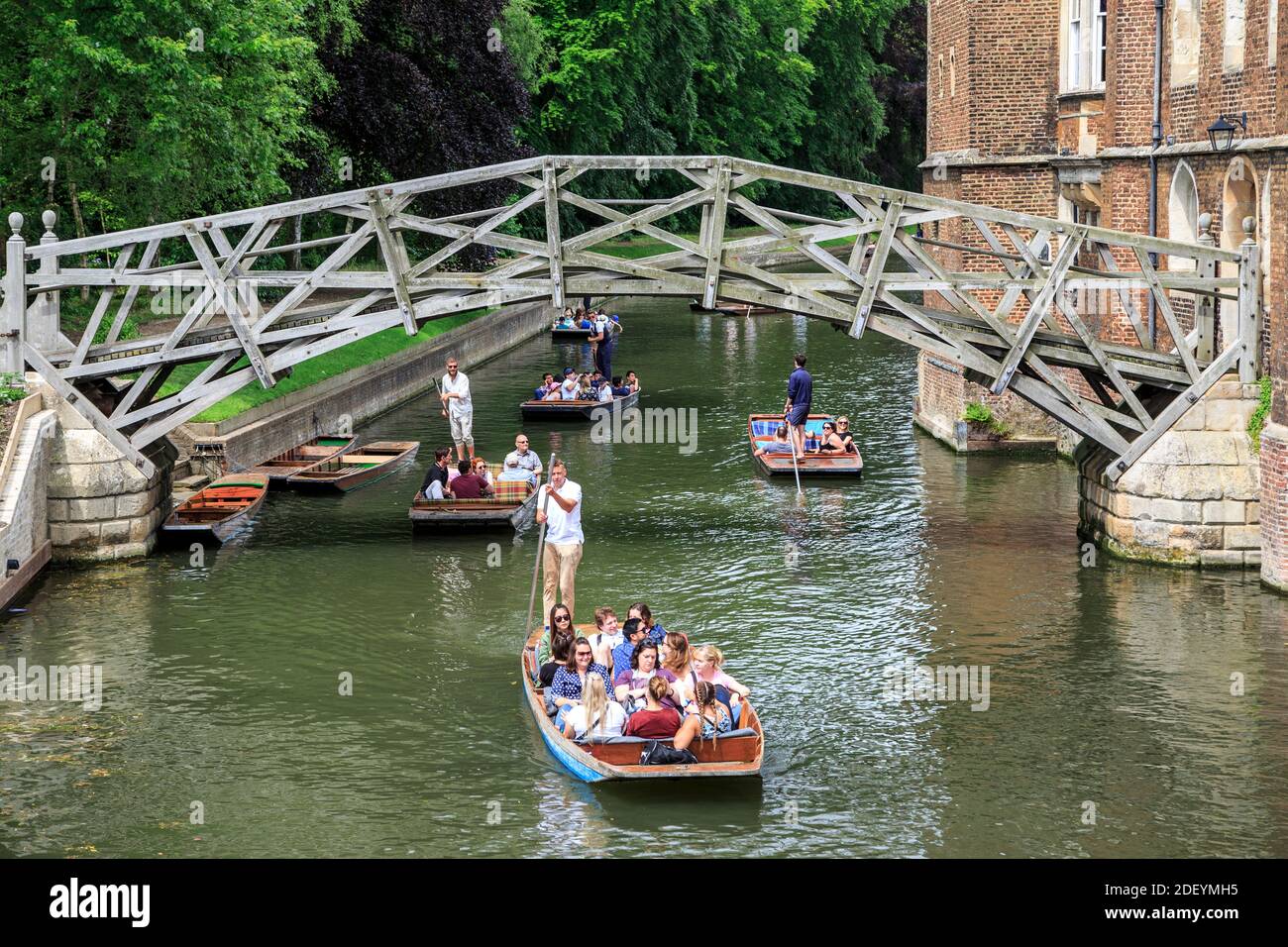 Ponte di matematici e persone punting sul fiume Cam, Cambridge, Cambridgeshire, England, Regno Unito Foto Stock