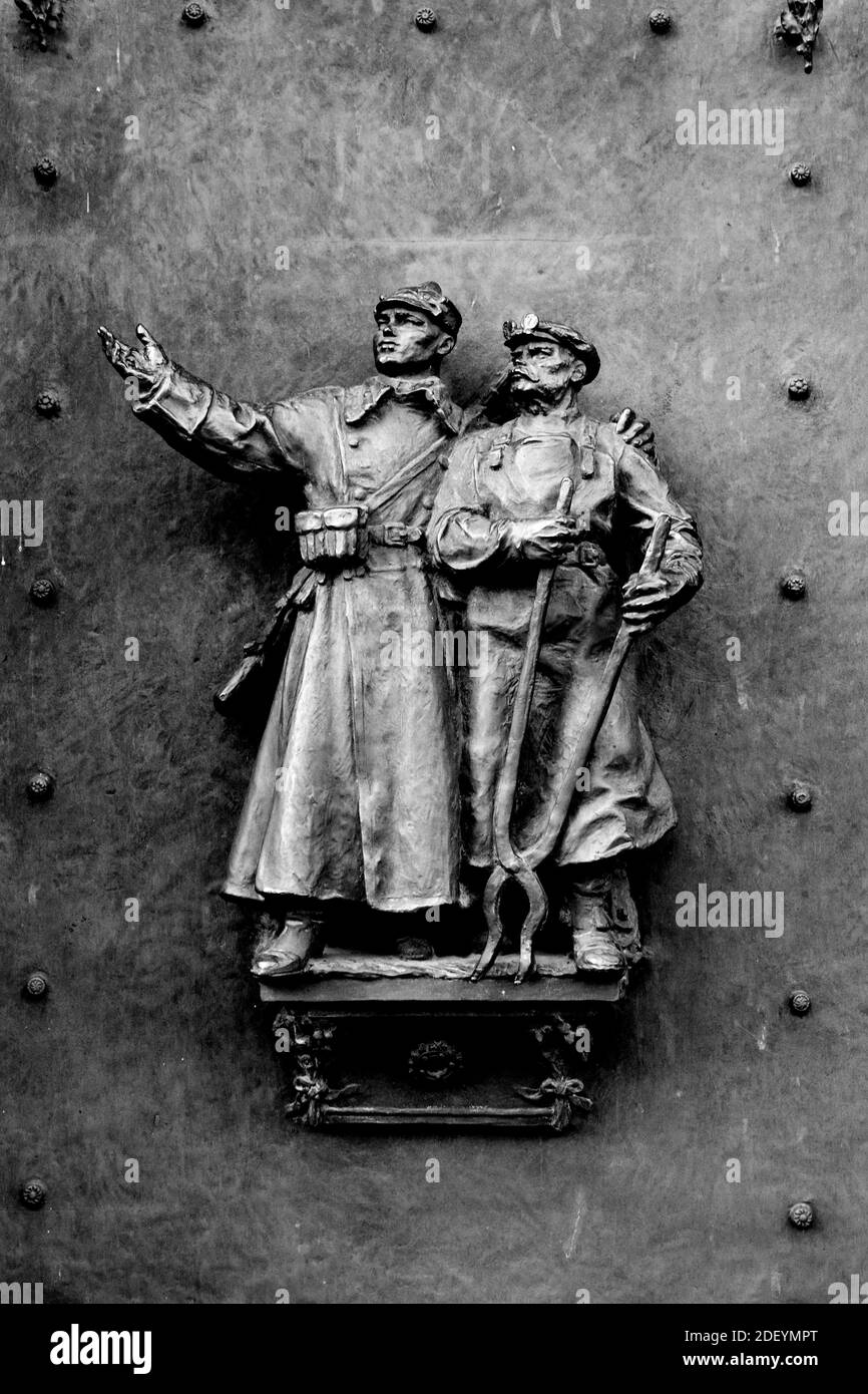 statua metallica dei lavoratori comunisti Foto Stock