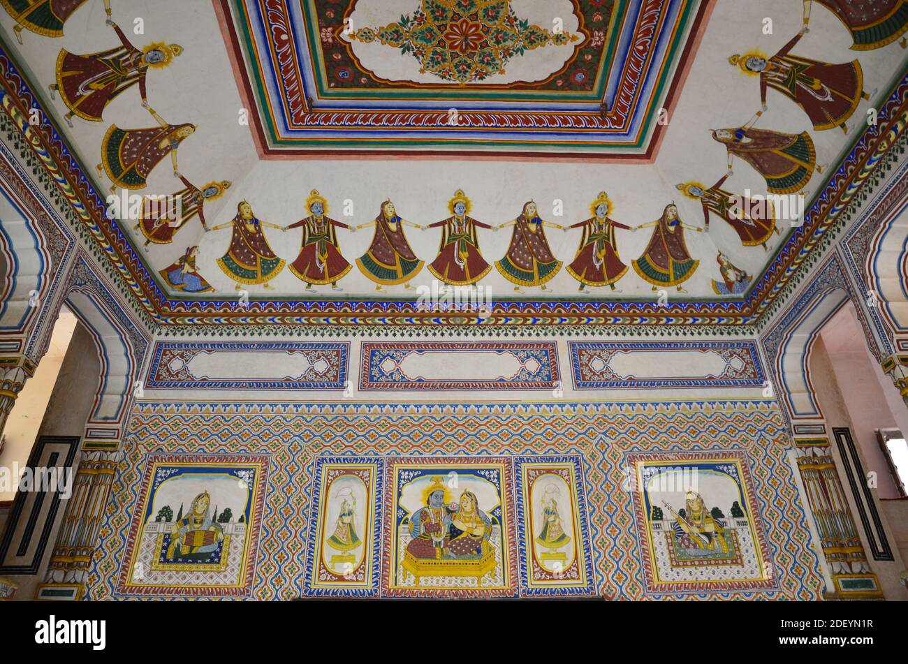 Bel soffitto all'interno di un haveli tradizionale nella regione Shekhawati, Rajasthan Foto Stock