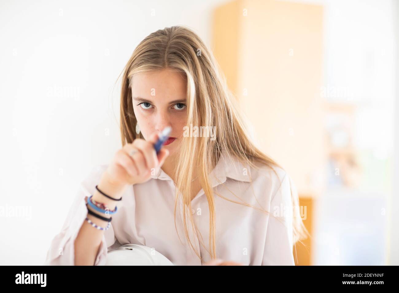 giovane donna con matita e foglio in un ufficio che lavora Foto Stock