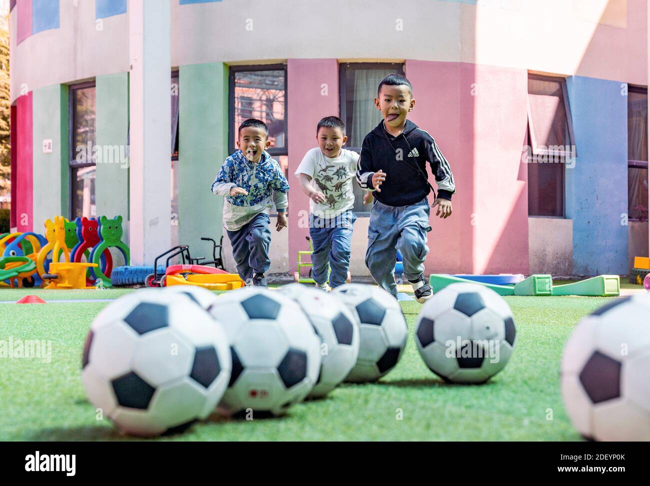 Lhasa. 22 agosto 2019. La foto scattata il 22 agosto 2019 mostra ai bambini dell'asilo sperimentale della Regione Autonoma del Tibet una sessione di allenamento calcistico a Lhasa. Finora il governo cinese ha speso più di 20 miliardi di yuan per sostenere il programma di istruzione gratuita della regione, rendendo l'istruzione più accessibile a quasi nove milioni di studenti. Gli studenti di tutti i gradi possono inoltre accedere a un sostegno supplementare attraverso una serie di progetti e iniziative nell'ambito di 40 progetti di aiuto all'istruzione, fornendo borse di studio e borse di studio, tra gli altri. Credit: Sun Fei/Xinhua/Alamy Live News Foto Stock