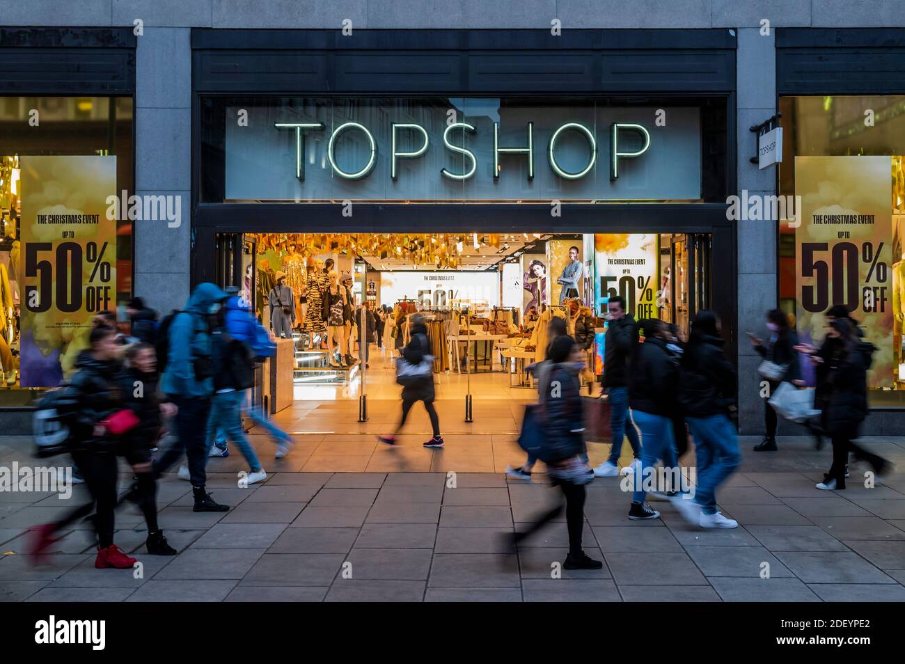 Londra, Regno Unito. 2 dicembre 2020. Il Top Shop in difficoltà offre sconti del 50% nella speranza che il suo genitore, Arcadia, possa sopravvivere - gli acquirenti sono fuori vigore, nella speranza di raccogliere un affare prima di Natale, il primo giorno i negozi sono aperti per diverse settimane. Ma questi sono ancora tempi difficili per i rivenditori, in quanto cercano di recuperare dopo la fine del secondo blocco di Coronavirus. Credit: Guy Bell/Alamy Live News Foto Stock