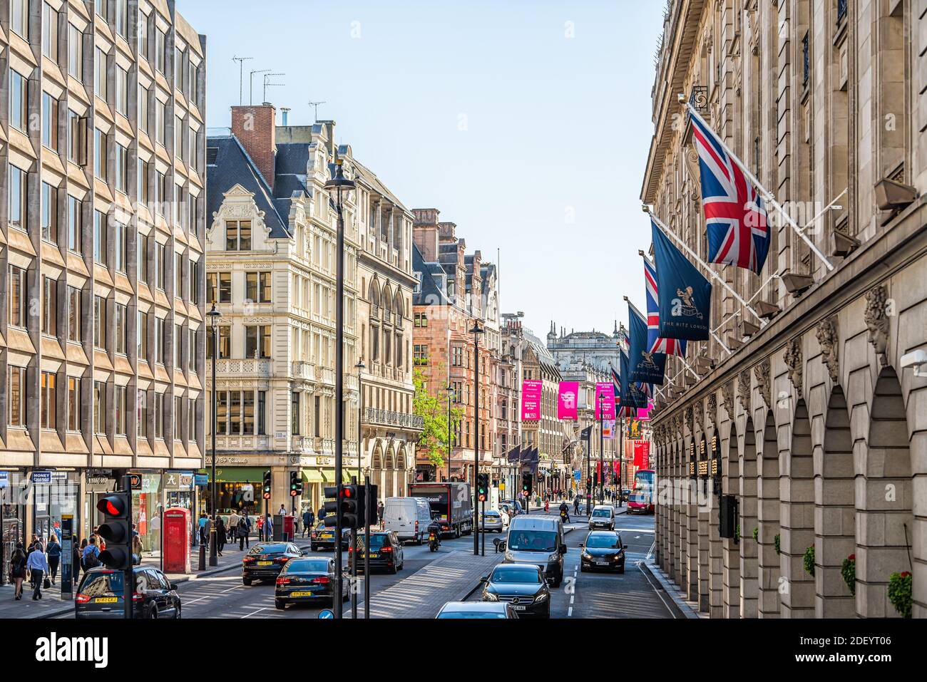 Londra, Regno Unito - 22 giugno 2018: Vista ad alto angolo di Piccadilly Circus Regent Street con auto sulla strada del traffico con striscioni appesi per l'hotel Ritz Foto Stock