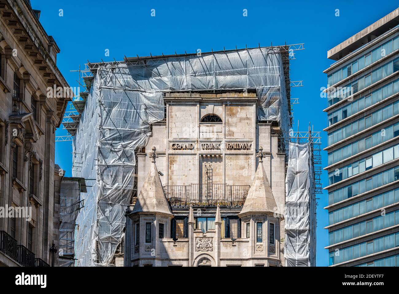 Londra, Regno Unito - 22 giugno 2018: Cantiere impalcato su edificio storico con cielo blu in giornata di sole con cartello per Grand Trunk Railway Foto Stock