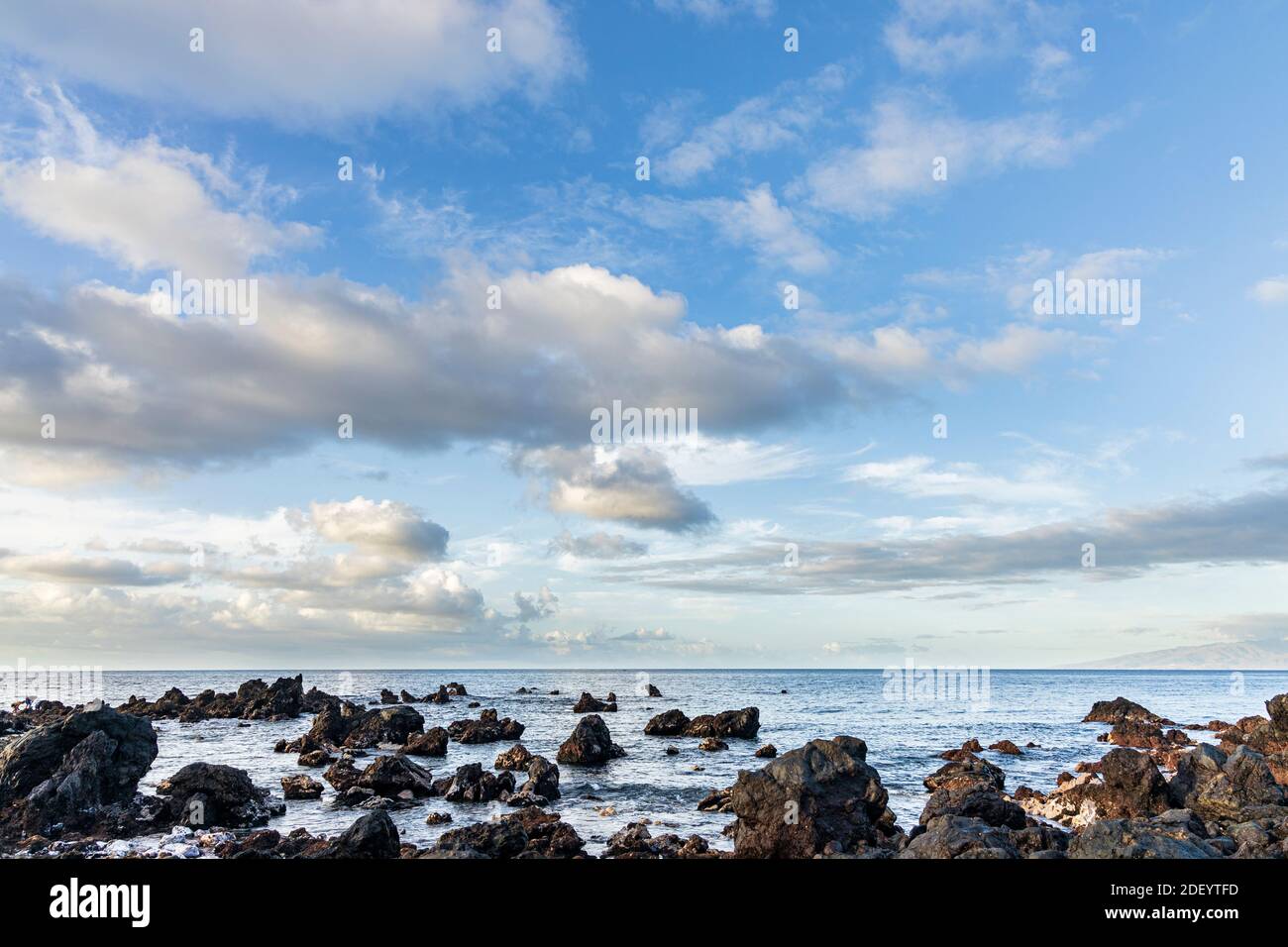 Costa rocciosa e oceano atlantico all'alba, Playa San Juan, Tenerife, Isole Canarie, Spagna, Foto Stock