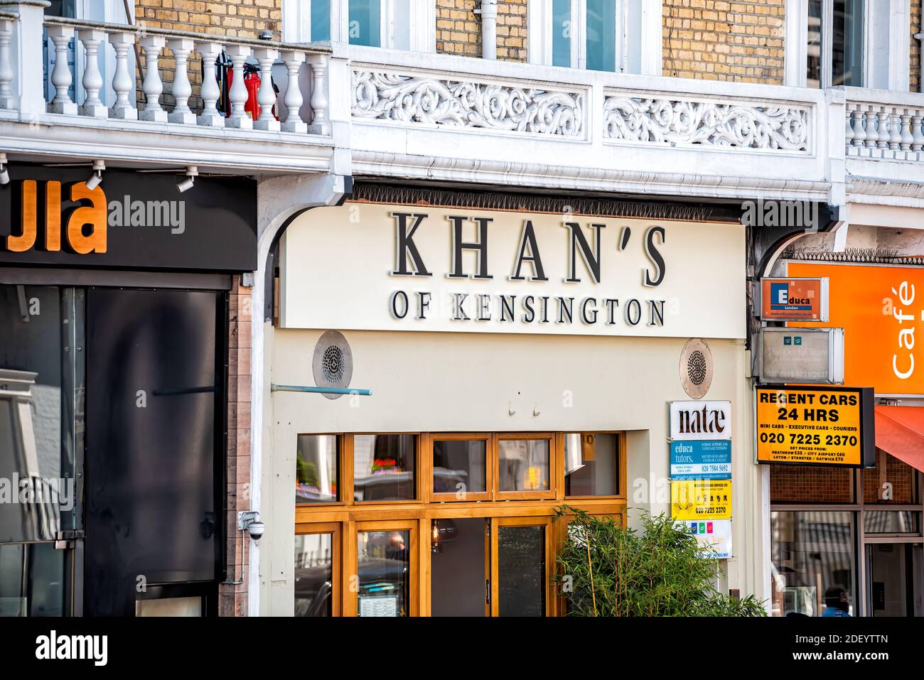 Londra, Regno Unito - 22 giugno 2018: Edificio architettonico con cartello per il negozio Khan's di Kensington, edificio di ingresso sulla strada nel centro della città Foto Stock