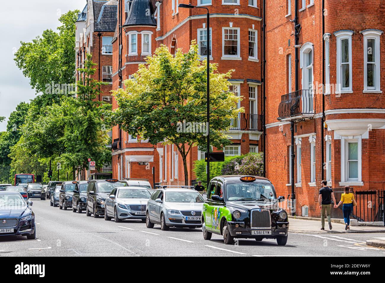 Londra, Regno Unito - 23 giugno 2018: Royal Hospital Road Street a Pimlico nei quartieri di Chelsea e Belgravia con persone che camminano sul marciapiede dalla fermata dell'autobus w Foto Stock