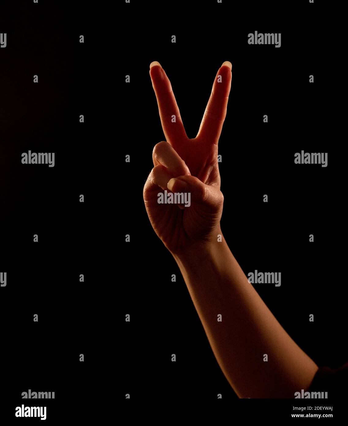 Gesto della mano -numero due o segno di pace Foto Stock