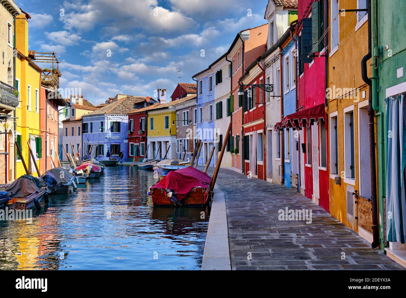 Burano, Italia. Vista sulle case colorate e le barche dell'isola di Burano vicino a Venezia. Foto Stock