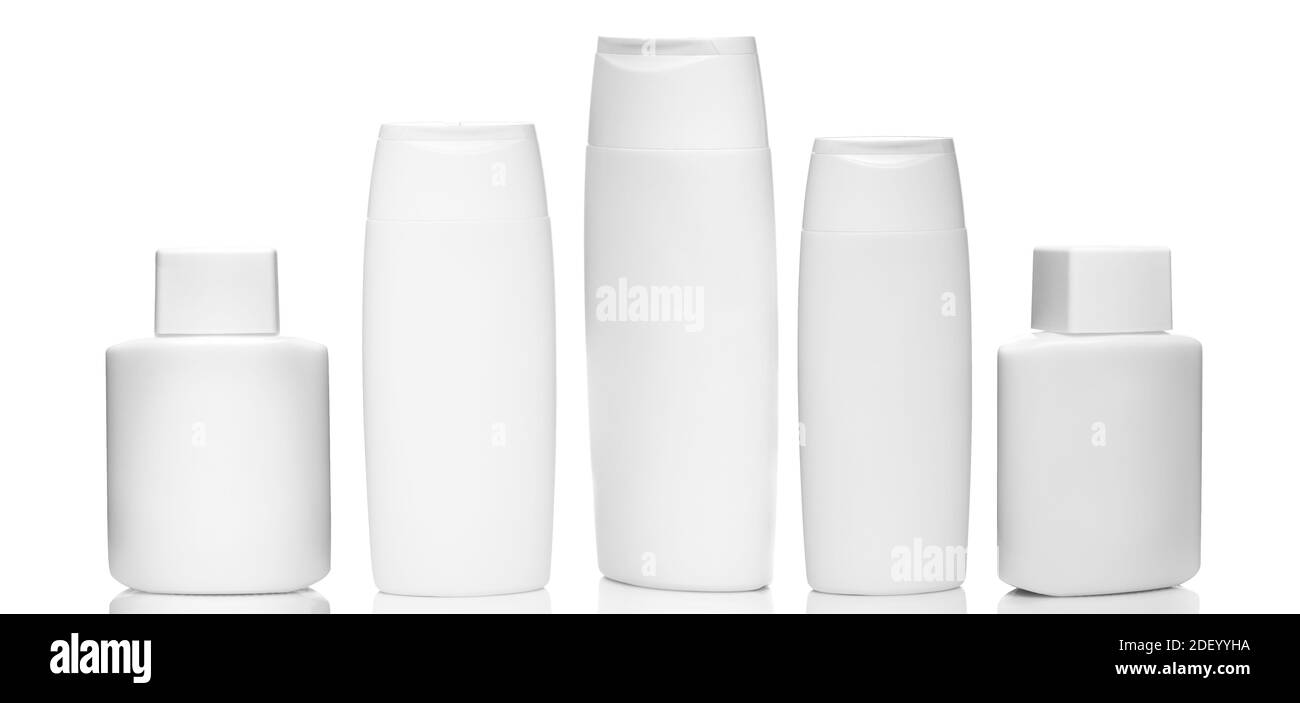 Banner cosmetici per la cura dei capelli e del corpo bottiglie bianche su bianco Sfondo Copia spazio di interesse selettivo Foto Stock
