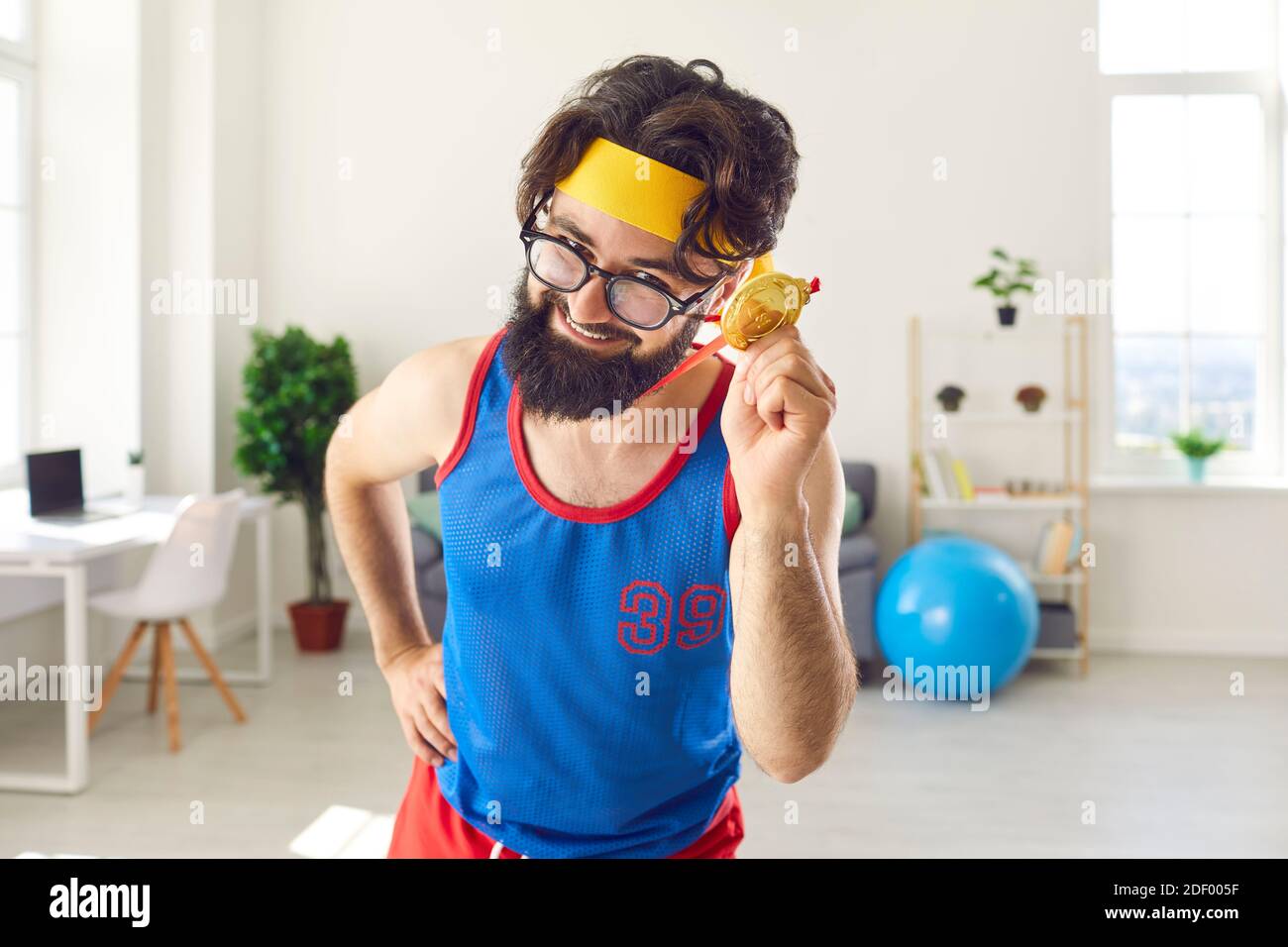 Un atleta sicuro che mostra la sua medaglia d'oro in una competizione sportiva Foto Stock