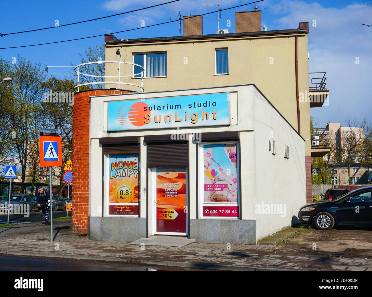 POZNAN, POLONIA - Apr 27, 2016: Edificio con solarium Studio salone di luce solare da un marciapiede Foto Stock