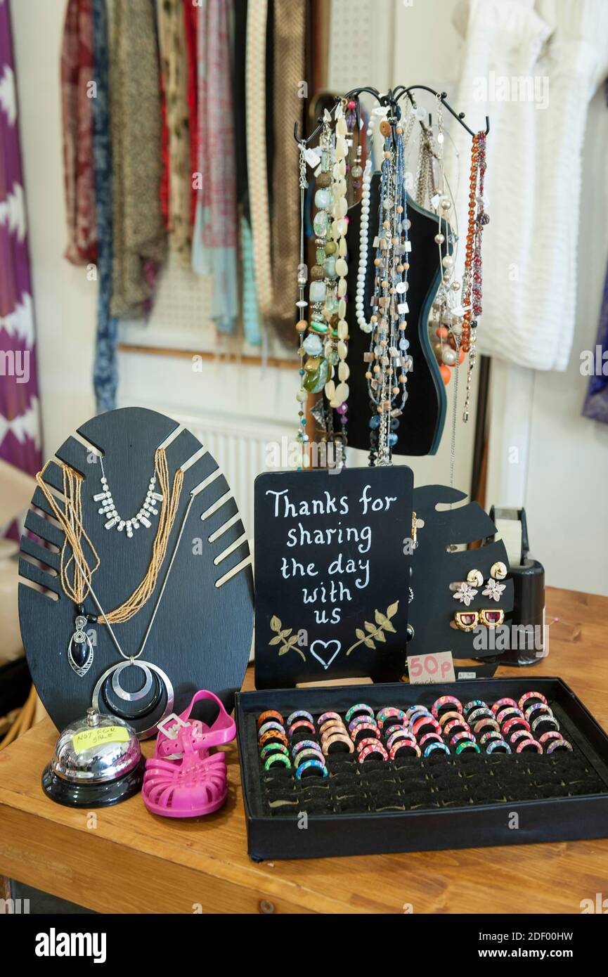 Negozio di beneficenza chiamato trovato in Harrow Greater London con panni, bric a brac e caffè. Foto Stock