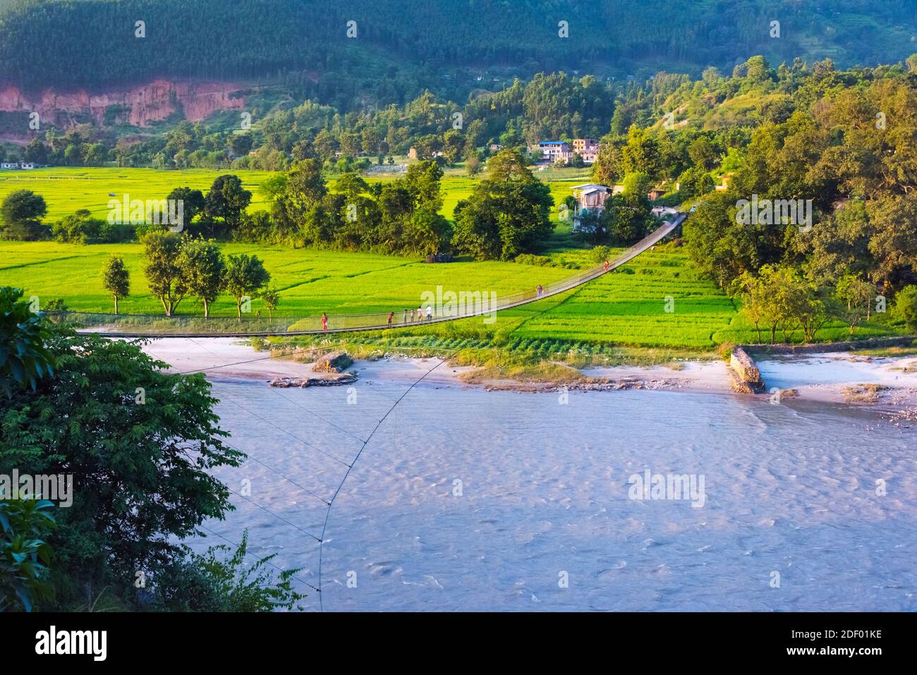 Persone che attraversano il ponte sospeso sul fiume Trishuli, Tupche, Nuwakot Distretto, Provincia 3, Nepal Foto Stock