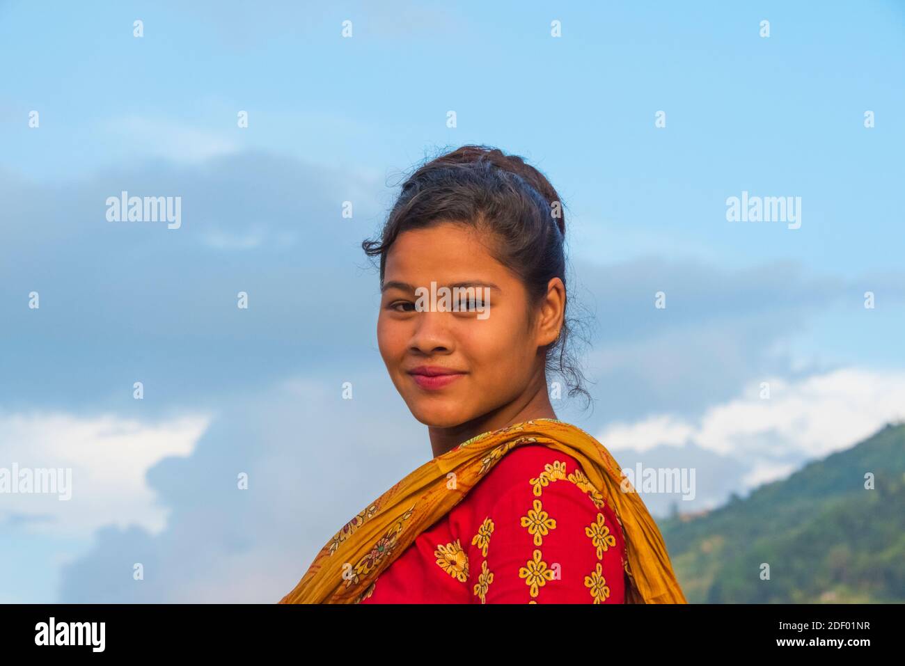 Ritratto di una ragazza nepalese, Tupche, Distretto di Nuwakot, Provincia 3, Nepal Foto Stock