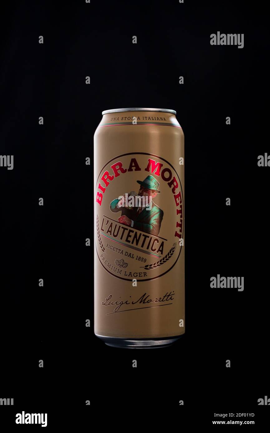 Birra Moretti, una birra lager di prima qualità prodotta dalla birreria  italiana ora di proprietà di Heineken International. Foto in studio a  Bucarest, Romania Foto stock - Alamy