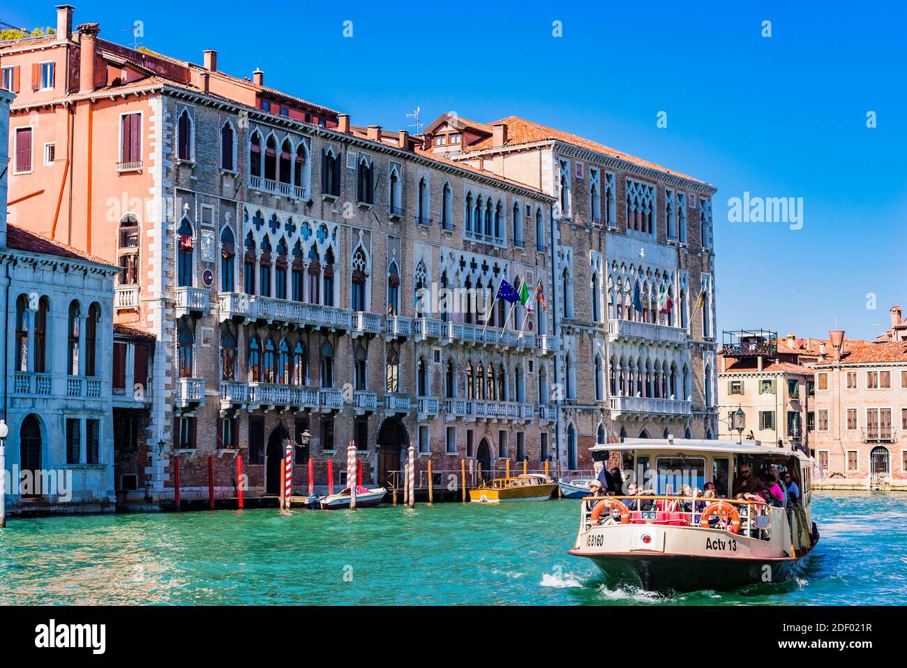 Un vaporetto naviga sul Canal Grande vicino al Palazzo Giustiniano e a Ca' Foscari. I migliori esempi del tardo gotico veneziano. Canal Grande. Venezia, Foto Stock