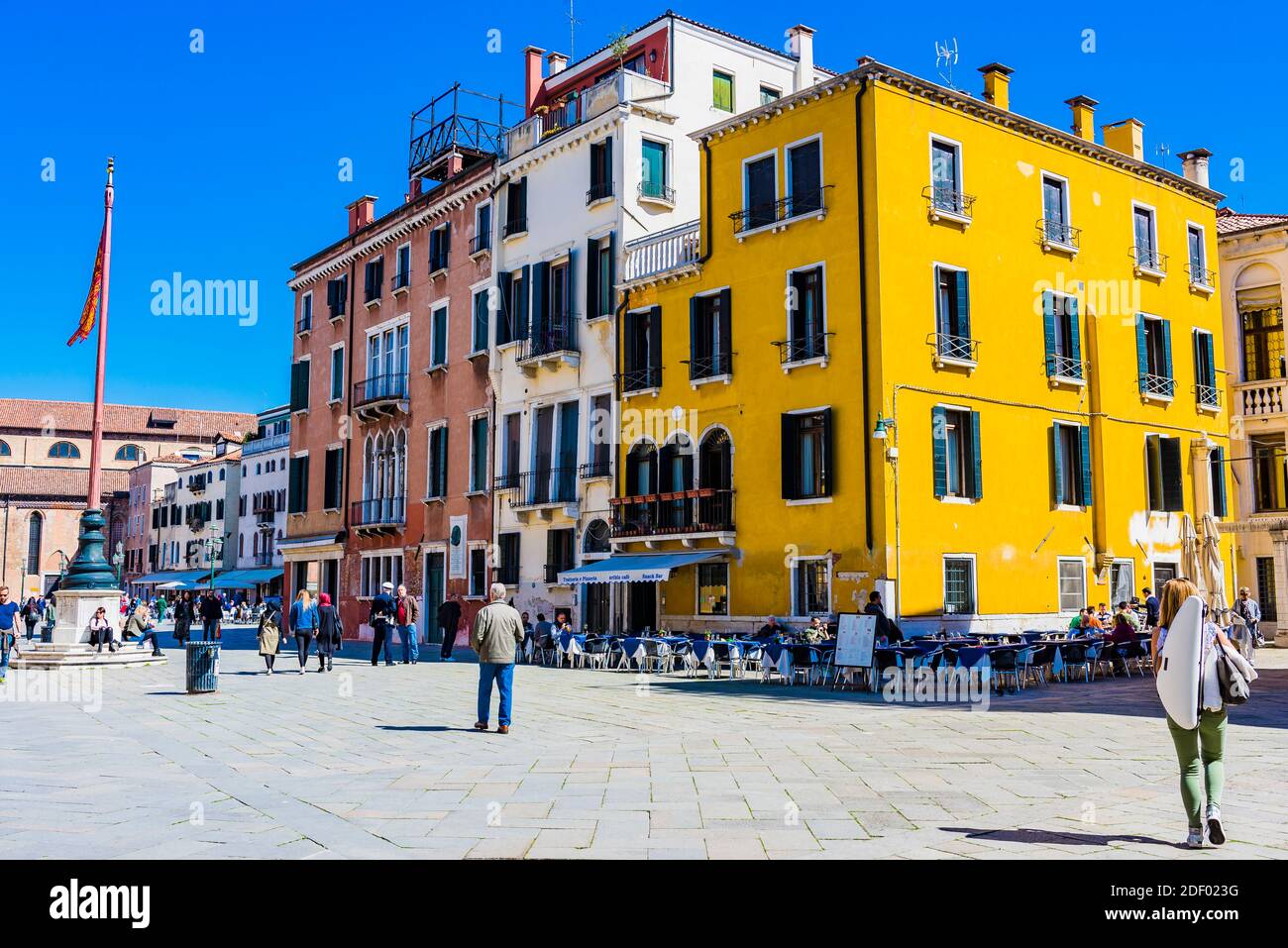 Campo Santo Stefano è una piazza cittadina nei pressi del Ponte dell'Accademia, nel sestiere di San Marco. Venezia, Veneto, Italia, Europa Foto Stock