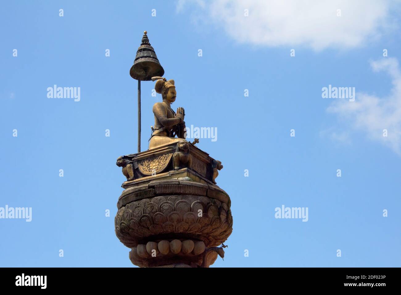 Statua del re Bhupatindra Malla arroccata sulla cima di un monolito di pietra, Bhaktapur Durbar Square, sito patrimonio dell'umanità dell'UNESCO, Bhaktapur, Nepal Foto Stock