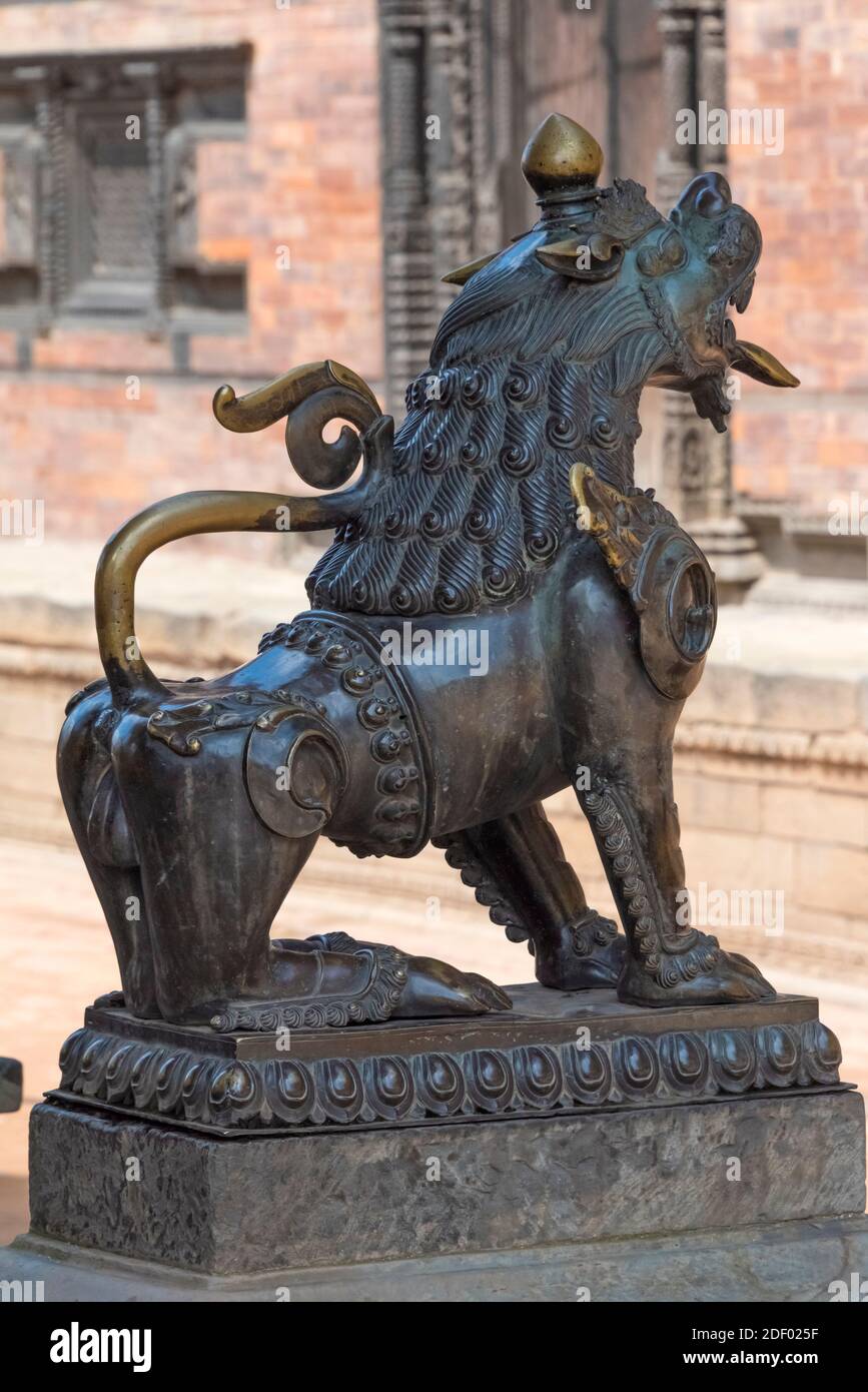 Scultura leone di fronte alla porta del Leone in Piazza Bhaktapur Durbar, sito patrimonio dell'umanità dell'UNESCO, Bhaktapur, Nepal Foto Stock