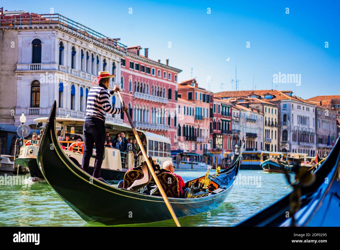 Gondoliere che guida una gondola. Canal Grande. Venezia, Veneto, Italia, Europa Foto Stock