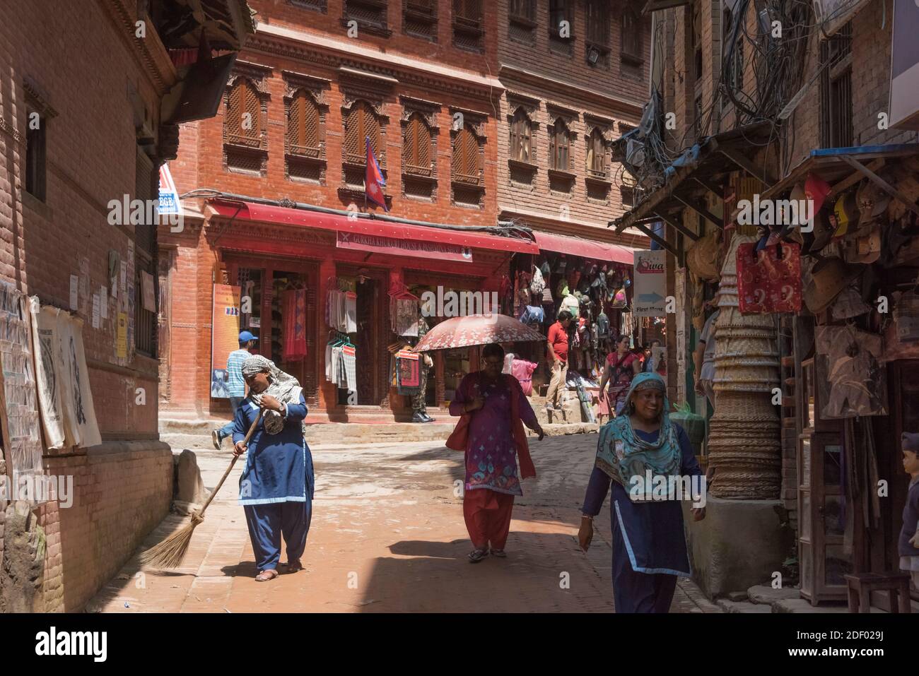 Persone in Bhaktapur Durbar Square, patrimonio dell'umanità dell'UNESCO, Bhaktapur, Nepal Foto Stock