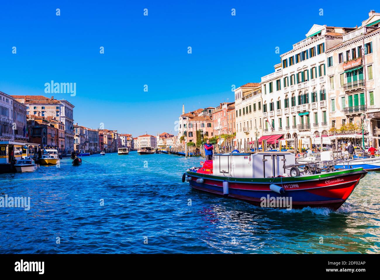 Navigazione in barca sul Canal Grande. Venezia, Veneto, Italia, Europa Foto Stock