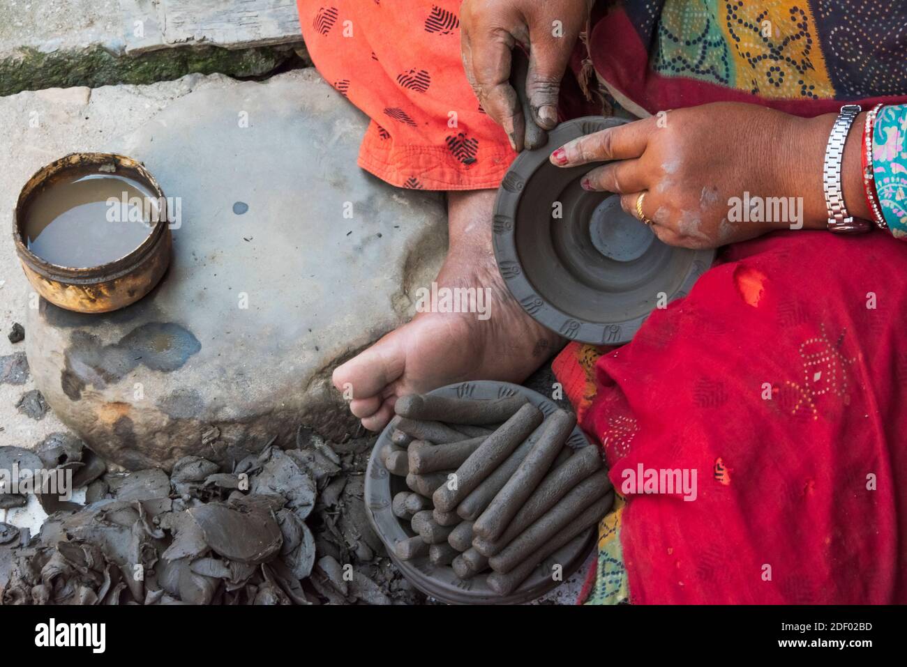 Donna che fa ceramica, Piazza della ceramica, Bhaktapur, Nepal Foto Stock