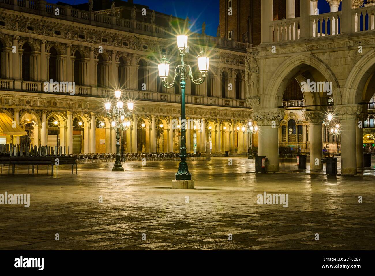 Piazza San Marco al tramonto. Piazza San Marco. Angolo di Palazzo Ducale e facciata della Biblioteca Nazionale Marciana, Biblioteca Nazionale di San Marco. Veni Foto Stock