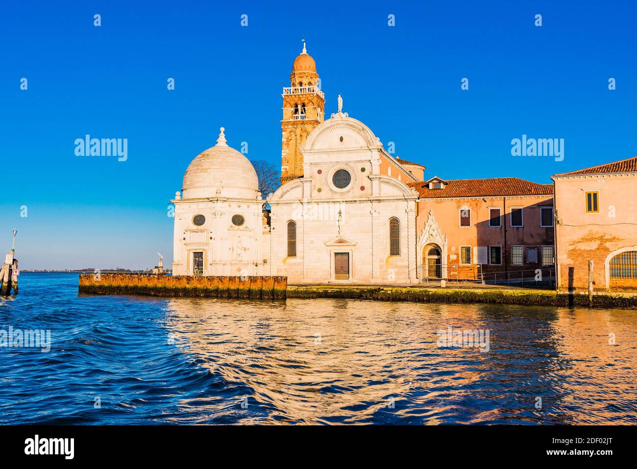 Chiesa di San Michele in Isola. La facciata liscia e austera di Codussi contrasta con la Cappella Emiliana, aggiunta in seguito.San Michele è un'isola nel VE Foto Stock