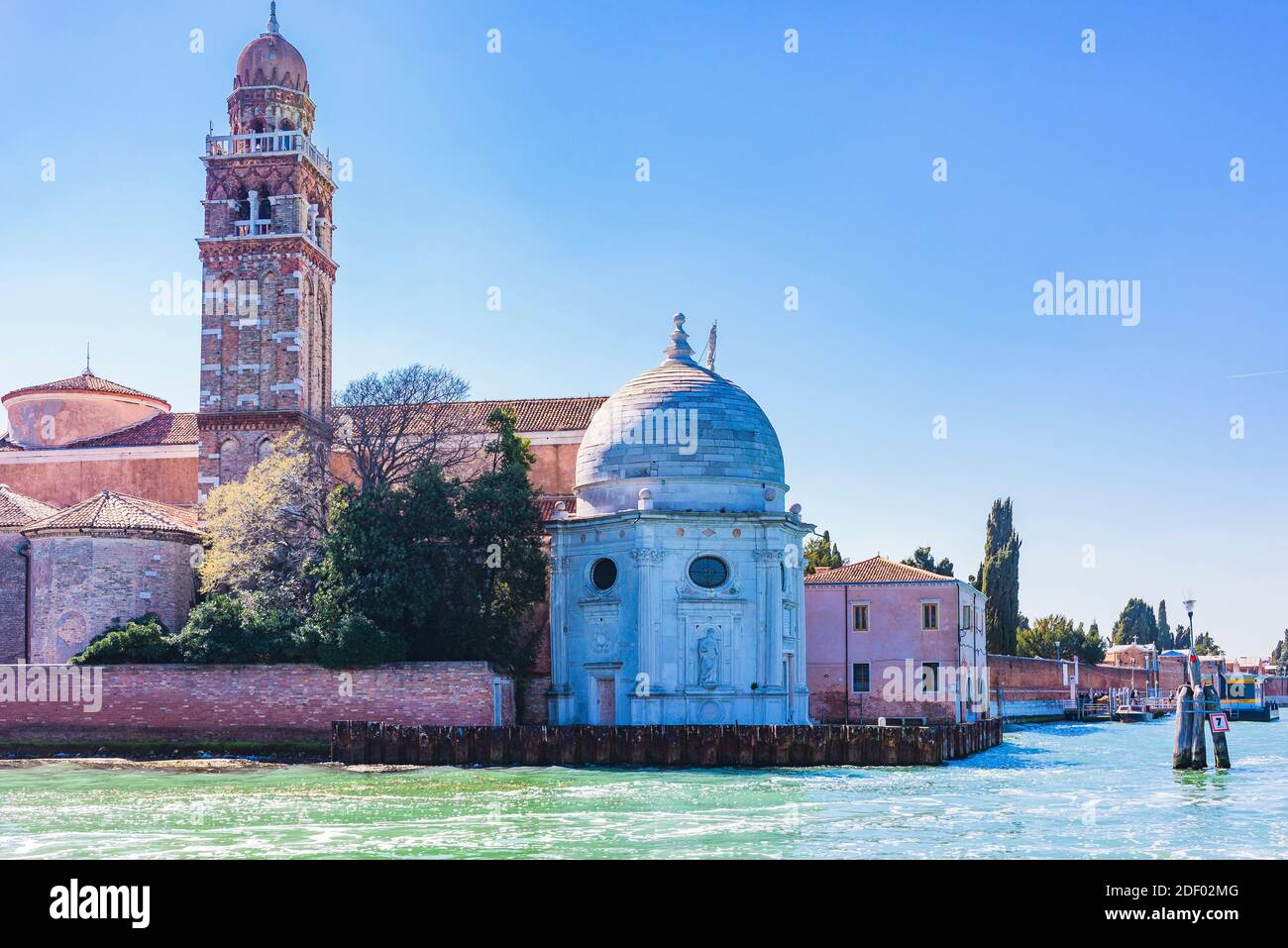 Chiesa di San Michele di Mauro Codussi in Isola del 1469, la prima chiesa rinascimentale di Venezia. San Michele è un'isola nella laguna veneta, a nord Foto Stock