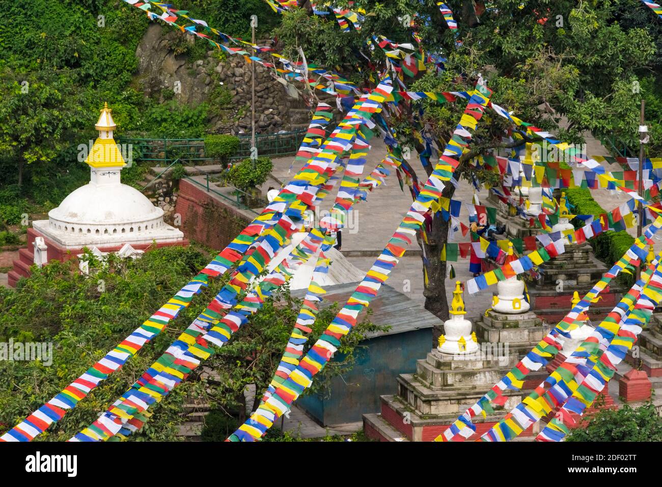 Stupa con bandiere di preghiera nel complesso di Swayambhunath, Kathmandu, Nepal Foto Stock