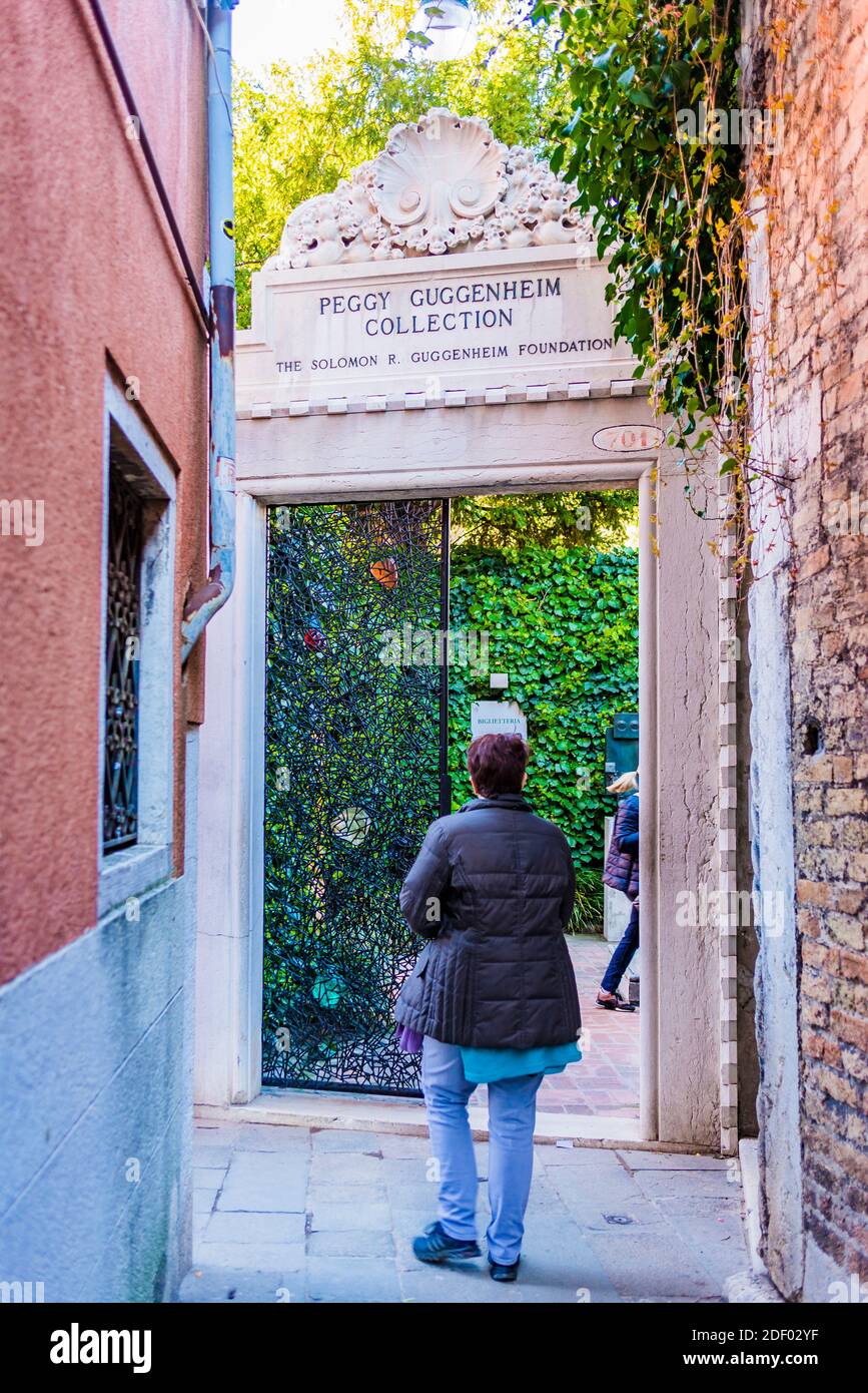 L'ingresso alla Collezione Peggy Guggenheim è un museo d'arte moderna sul Canal Grande nel Dorsoduro sestiere di Venezia. È uno dei più v Foto Stock