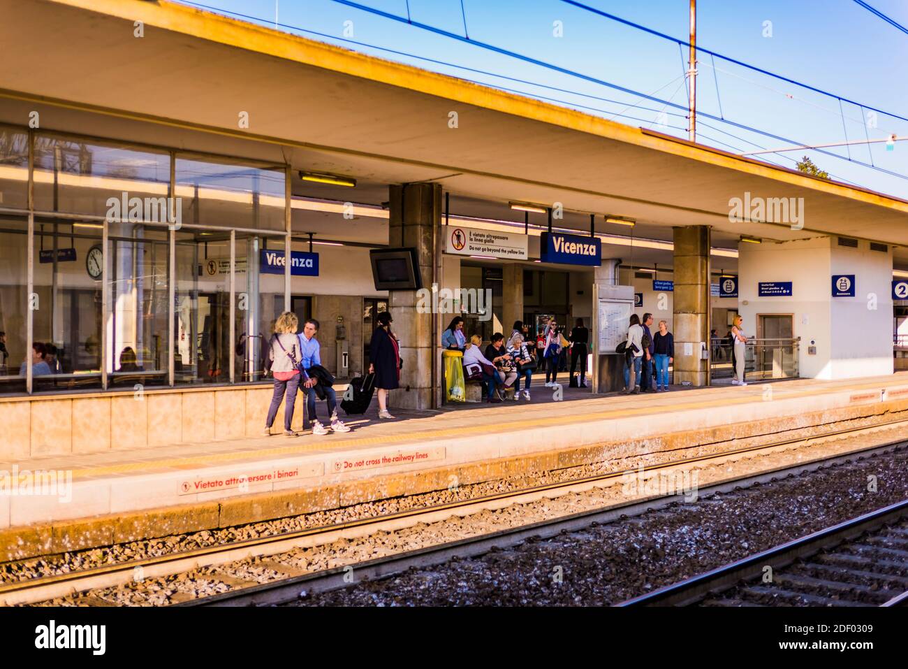 Passeggeri in attesa sulla piattaforma. Vicenza, Veneto, Italia, Europa Foto Stock