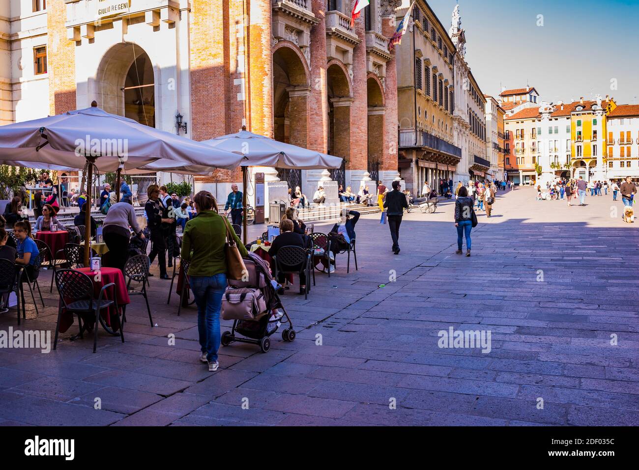La vivace Piazza dei Signori, piazza del paese. Vicenza, Veneto, Italia, Europa Foto Stock
