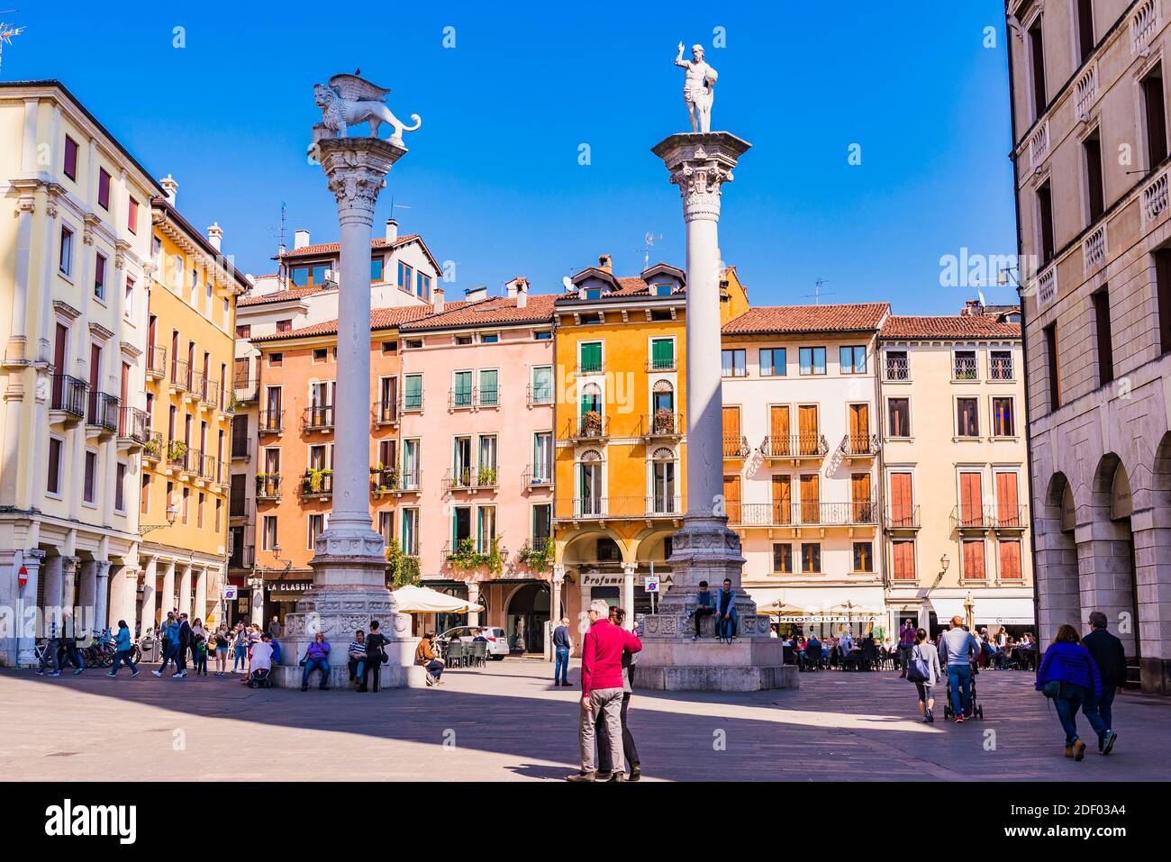 Piazza dei Signori, piazza della città. Le due colonne, a sinistra il leone alato, simbolo di San Marco e della Repubblica di Venezia. Rigt, il redentore, C. Foto Stock
