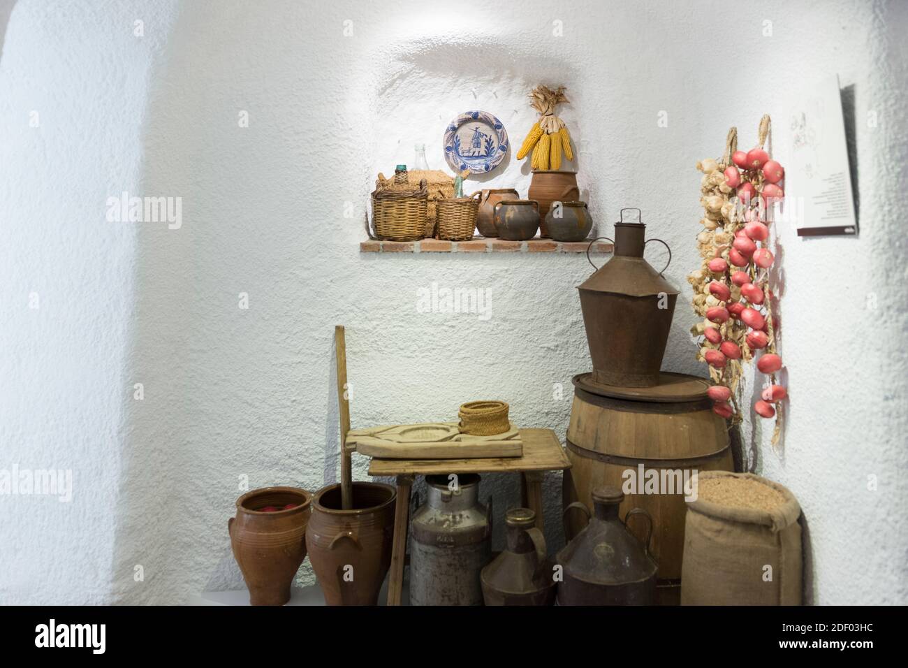 Angolo di una casa grotta. Grotta-Museo della cultura tradizionale. Centro de Interpretacion Cuevas de Guadix. Questo museo ti permetterà di dare un'occhiata da vicino a t Foto Stock
