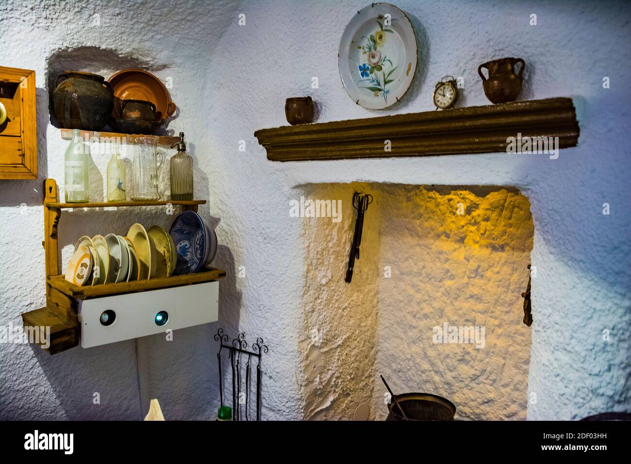 Angolo della cucina di una casa grotta. Grotta-Museo della cultura tradizionale. Centro de Interpretacion Cuevas de Guadix. Questo museo ti permetterà di fare un Foto Stock